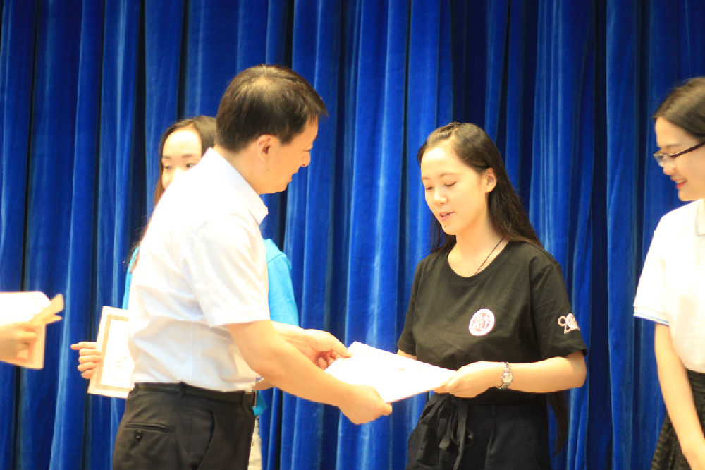 郑州大学必赢3003no1线路检测中心楚亦斐同学代表必赢3003no1线路检测中心全体营员领取必赢3003no1线路检测中心首届夏令营结业证书